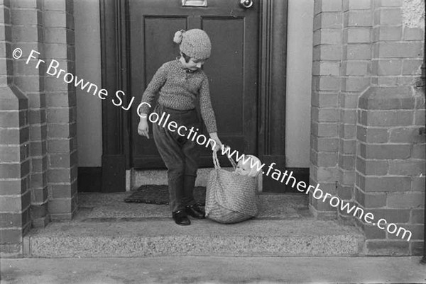 NORMAN WHITE WITH MRS HELEN & MARGARET & GRANIA IN BASKET